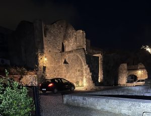 Μεσαιωνική Πόλη: Ένα μνημείο παραδομένο στην ασυδοσία και την πολιτική ανεπάρκεια