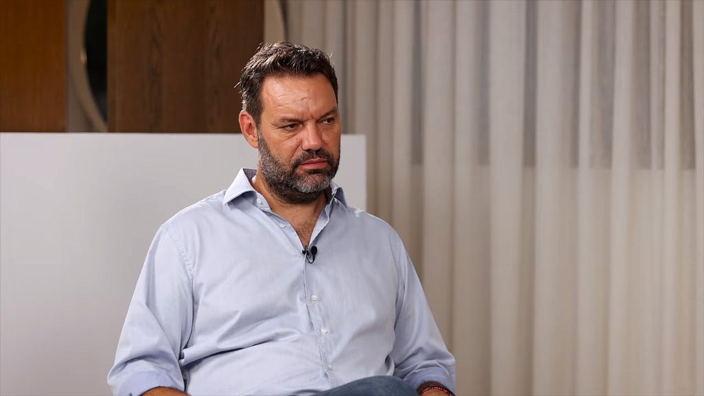 Κρύφτηκε ο Κολιάδης μετά την αποκάλυψη ότι είπε ψέματα για την Λίνα Μενδώνη