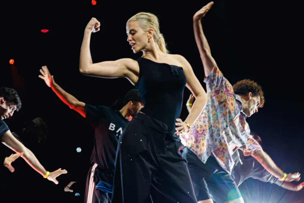 Η Κατερίνα Λιόλιου «γκρέμισε» την σκηνή των MAD VMA με τον «Λογαριασμό» και έδειξε ποια είναι η αρχηγός