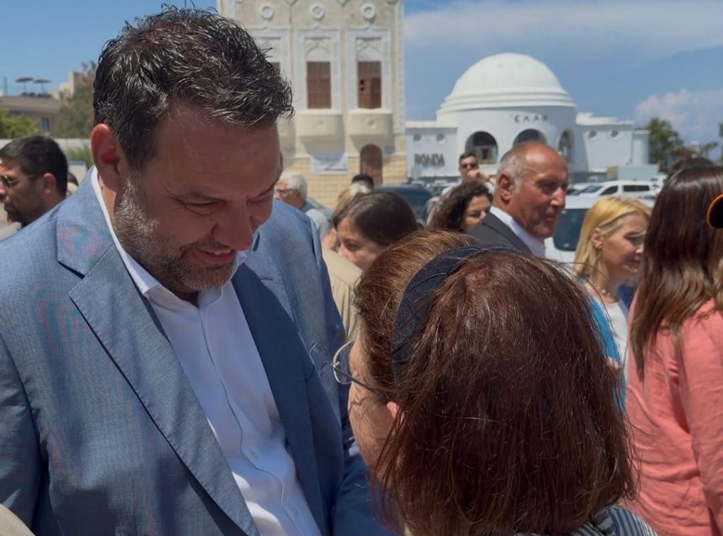 Δεν το πιστεύανε ΠΑΣΟΚ και Σύριζα όταν είδαν τον Κολιάδη να βγάζει φωτογραφίες με την κυβέρνηση