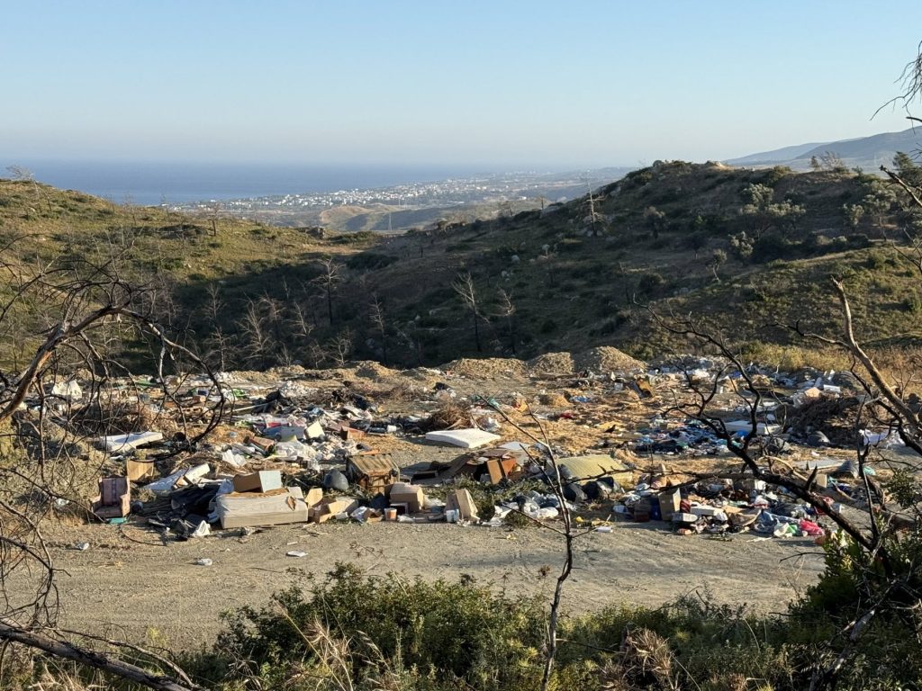 «Live your myth in Greece»… στη χωματερή του Ασκληπιού. Δίπλα στο Κάστρο και στο γήπεδο. Μαγεία!!!