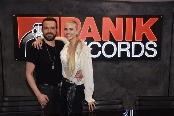 Πώς το ένστικτο του Γιώργου Αρσενάκου μπήκε «μέσα στο σπίτι» της Minos EMI, και έκλεψε το πιο hot όνομα της νύχτας.